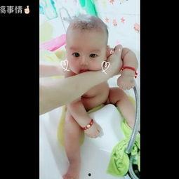 大闺女洗澡的视频,温馨家庭生活剪影