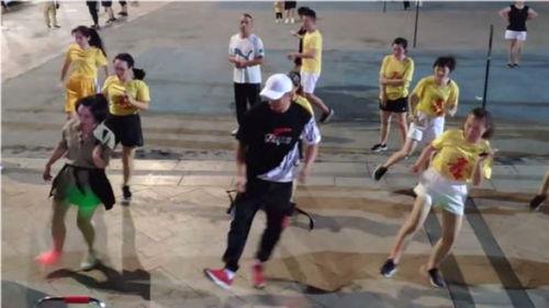 跳鬼步舞的视频,轻松入门舞动青春风采